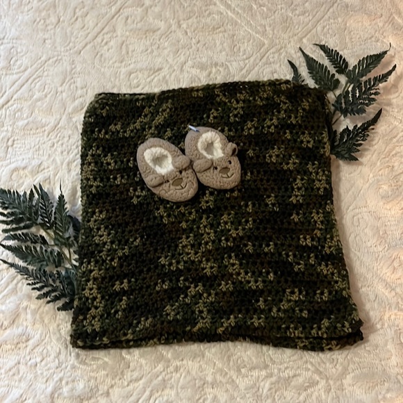 (3 for $20) Camouflage Hand Made Receiving Blanket with Snoozies Slippers - Picture 2 of 9